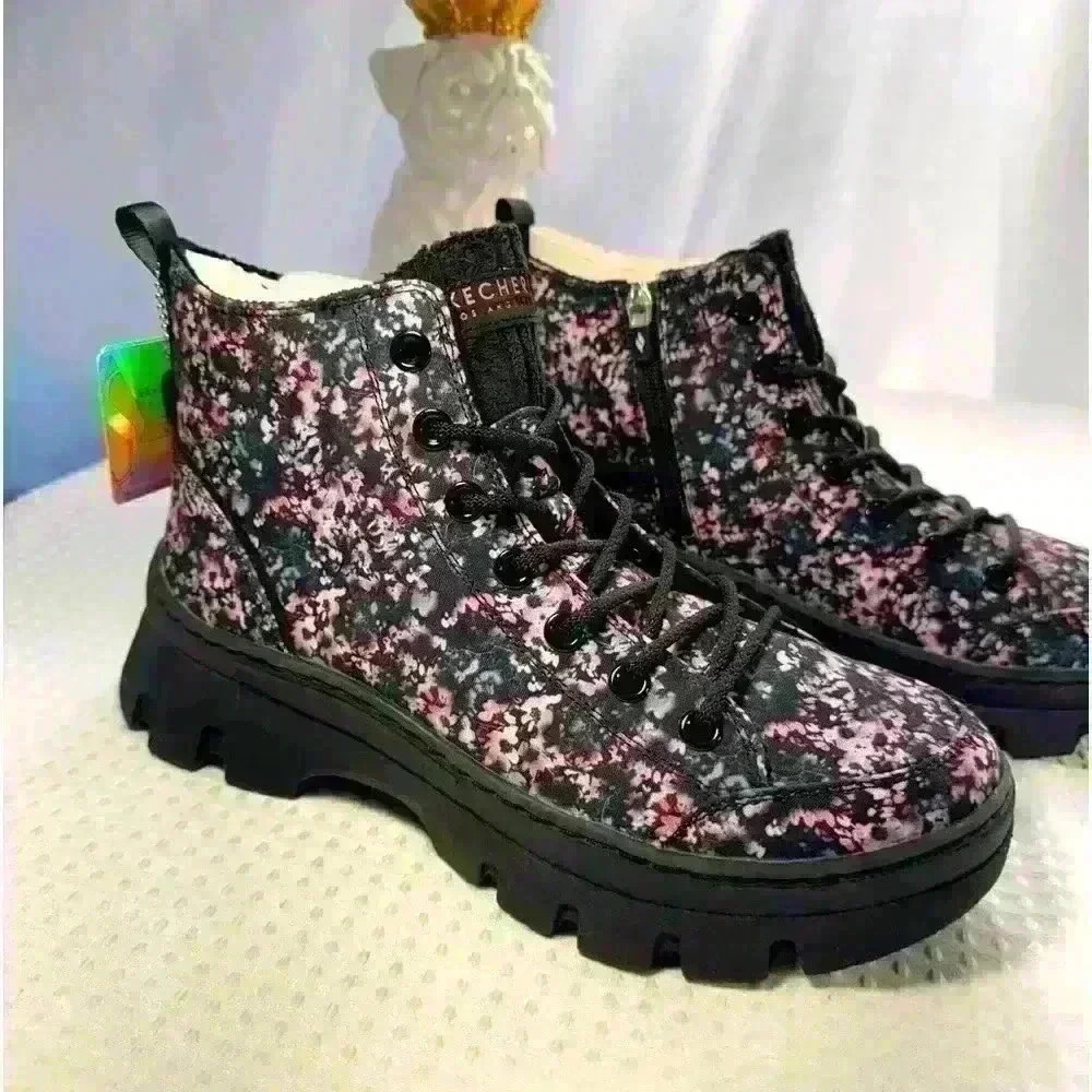 NWT, Women’s Sz 9, Skechers, Combat-like, lace up boots in floral fabric.